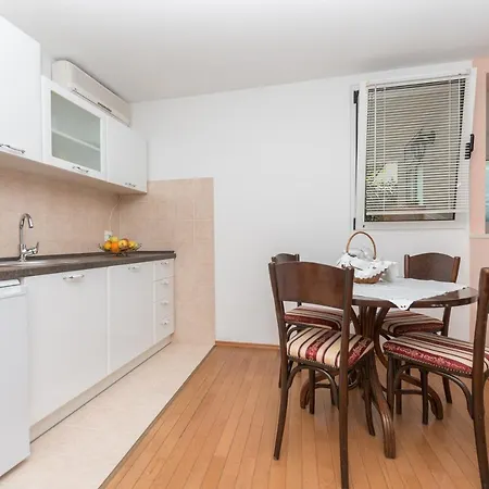 Pihler Apartment *